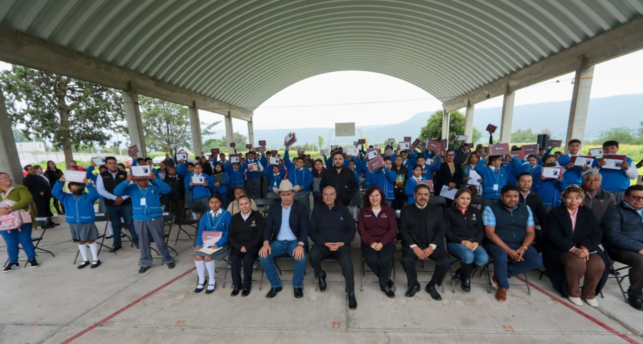 Natividad Castrejón entrega tabletas a estudiantes de secundaria en Tetepango y Tlahuelilpan