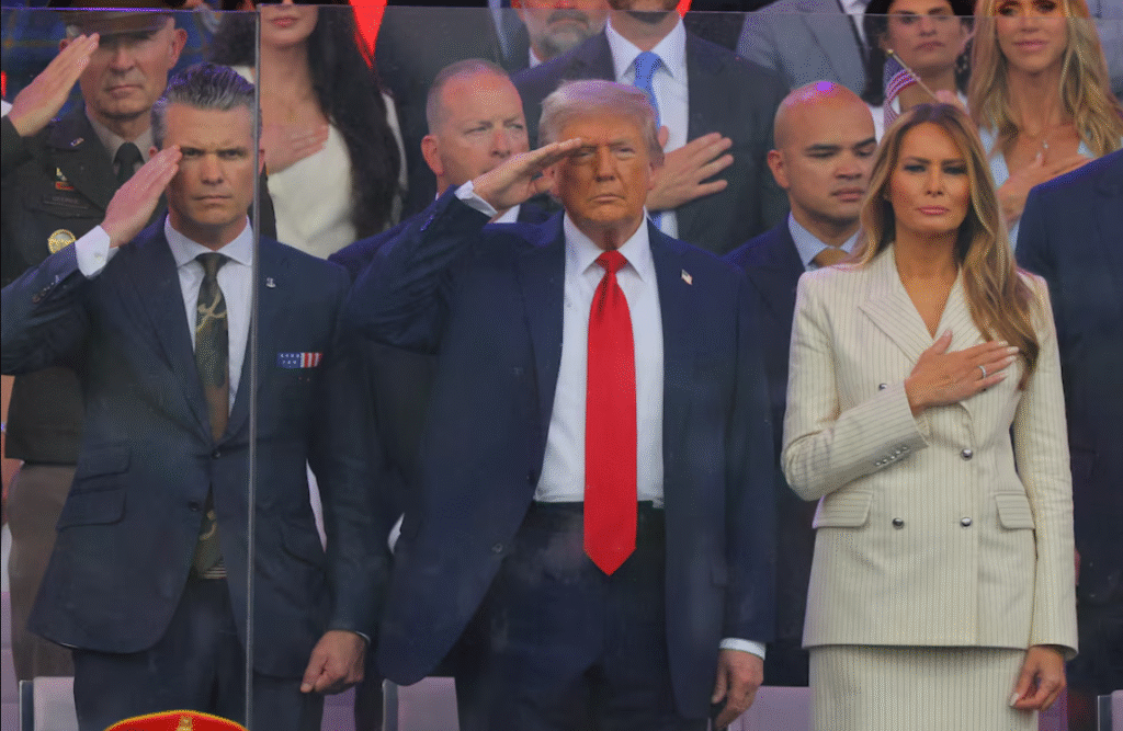 Trump encabeza desfile militar por 250 aniversario del Ejército de EUA