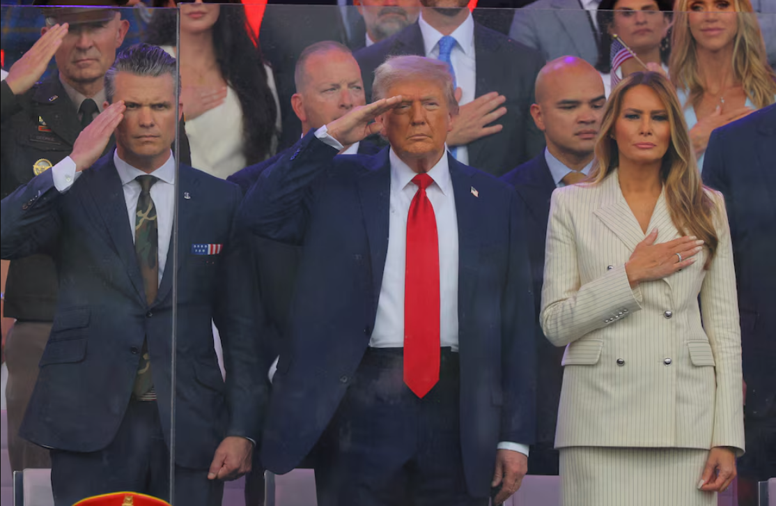 Trump encabeza desfile militar por 250 aniversario del Ejército de EUA
