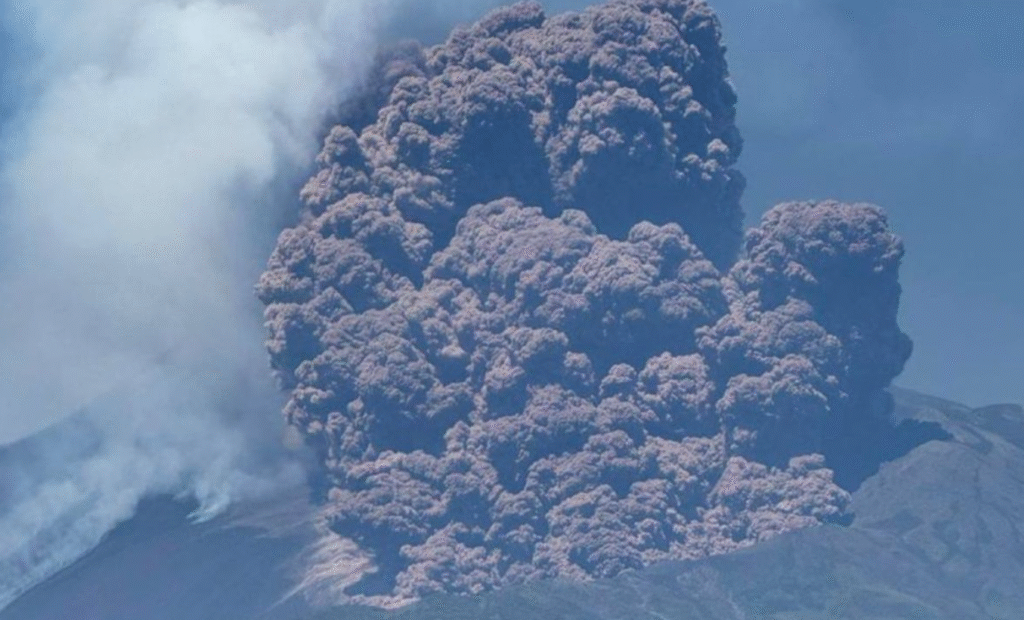 Una violenta erupción en el Etna provoca una columna de humo de más de 5,000 metros de altura