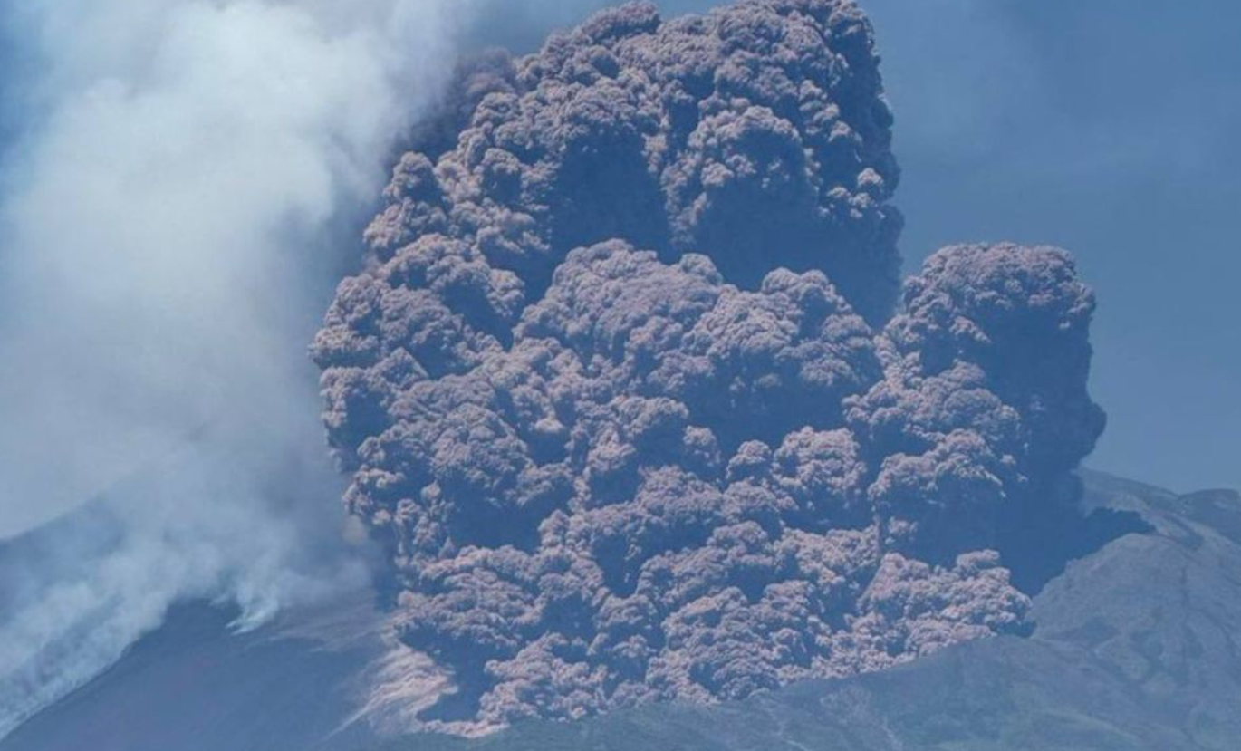 Una violenta erupción en el Etna provoca una columna de humo de más de 5,000 metros de altura