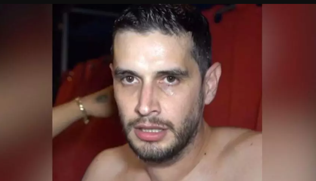 Adrián Marcelo es golpeado con una botella en la cabeza mientras grababa en un bar