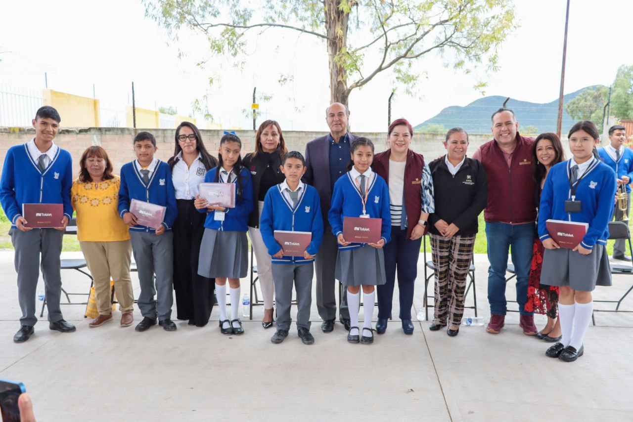 Entrega Natividad Castrejón tabletas a Telesecundarias de San Agustín Tlaxiaca y Ajacuba