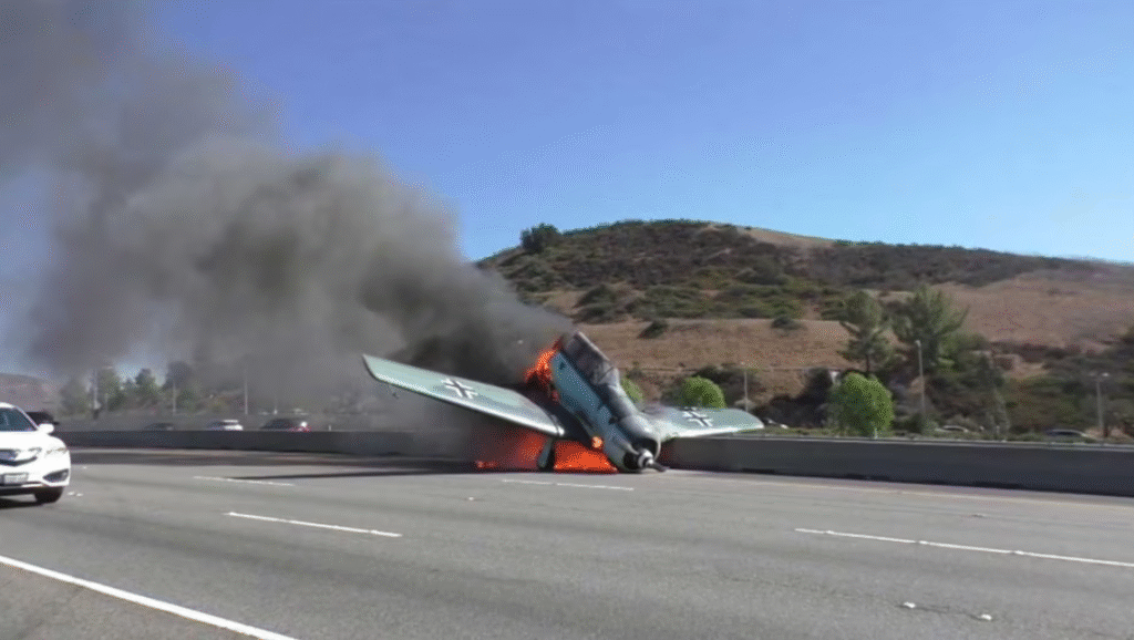 Avioneta cae en picada y se estrella en autopista de Italia