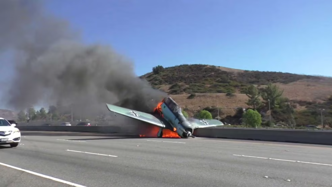 Avioneta cae en picada y se estrella en autopista de Italia