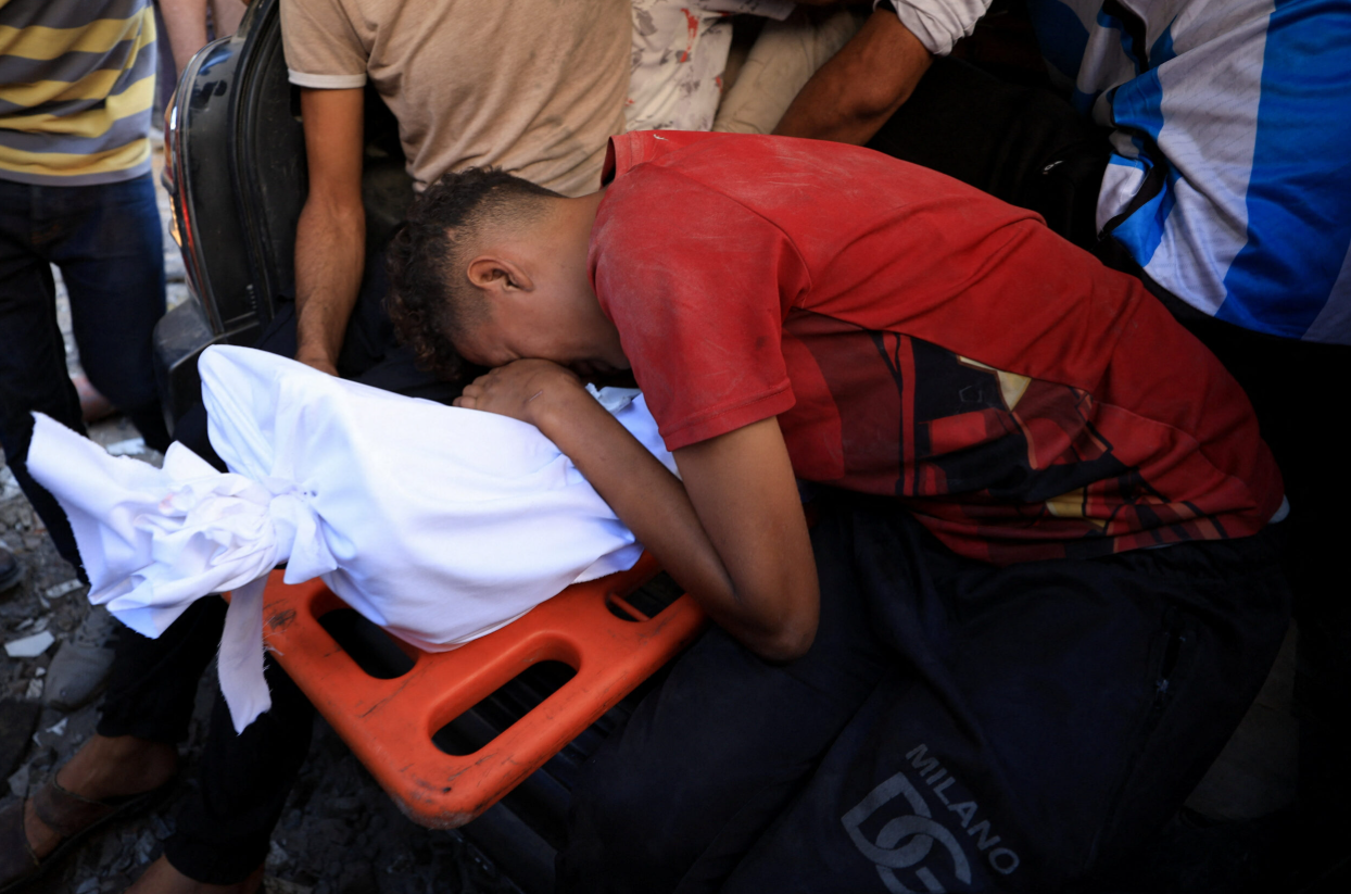 Cadáveres desbordan el Hospital Shifa tras otra masacre de Israel contra civiles que esperaban comida en Gaza