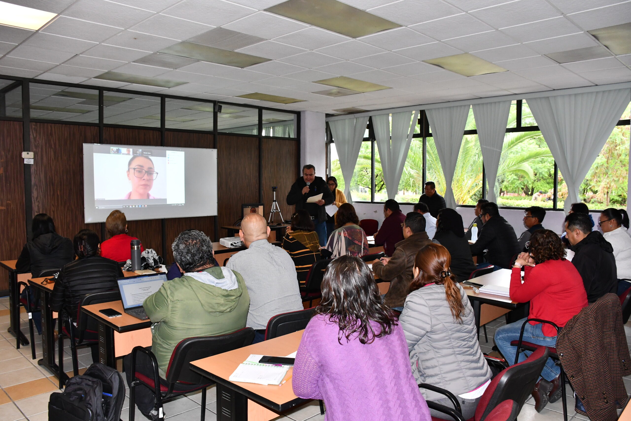Capacitan en redacción científica a académicos de UTVM