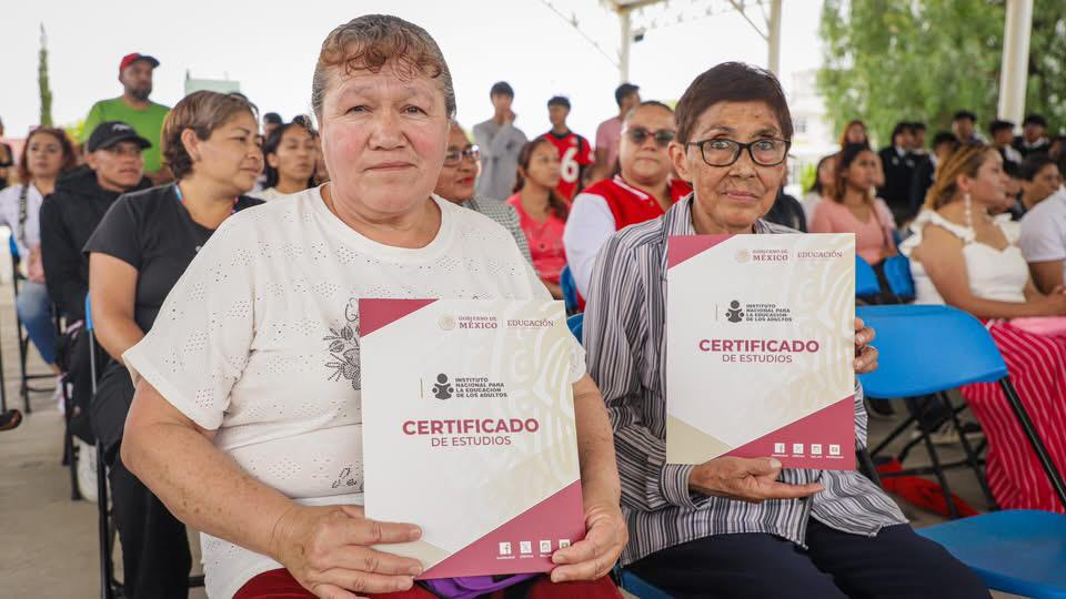 Entrega IHEA 50 certificados de educación básica en Tizayuca