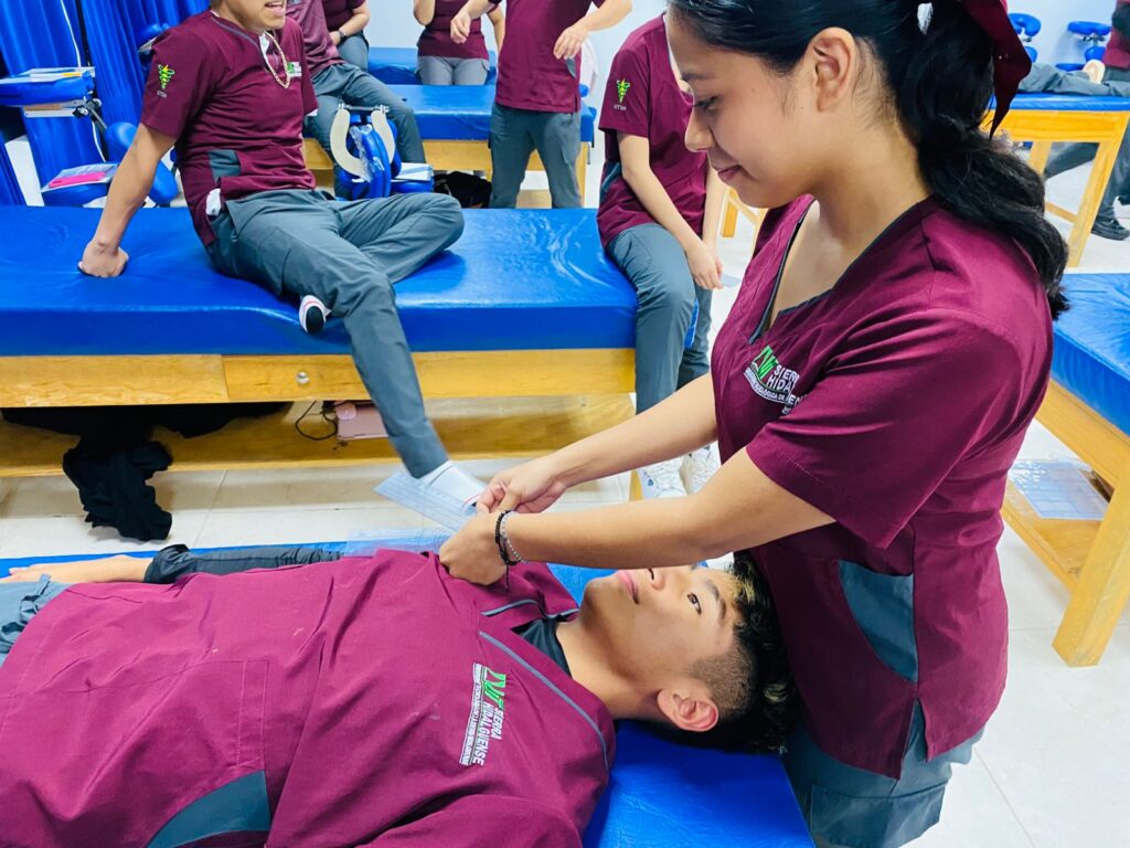 Estudiantes de Terapia Física de UTSH realizan práctica de movilidad articular