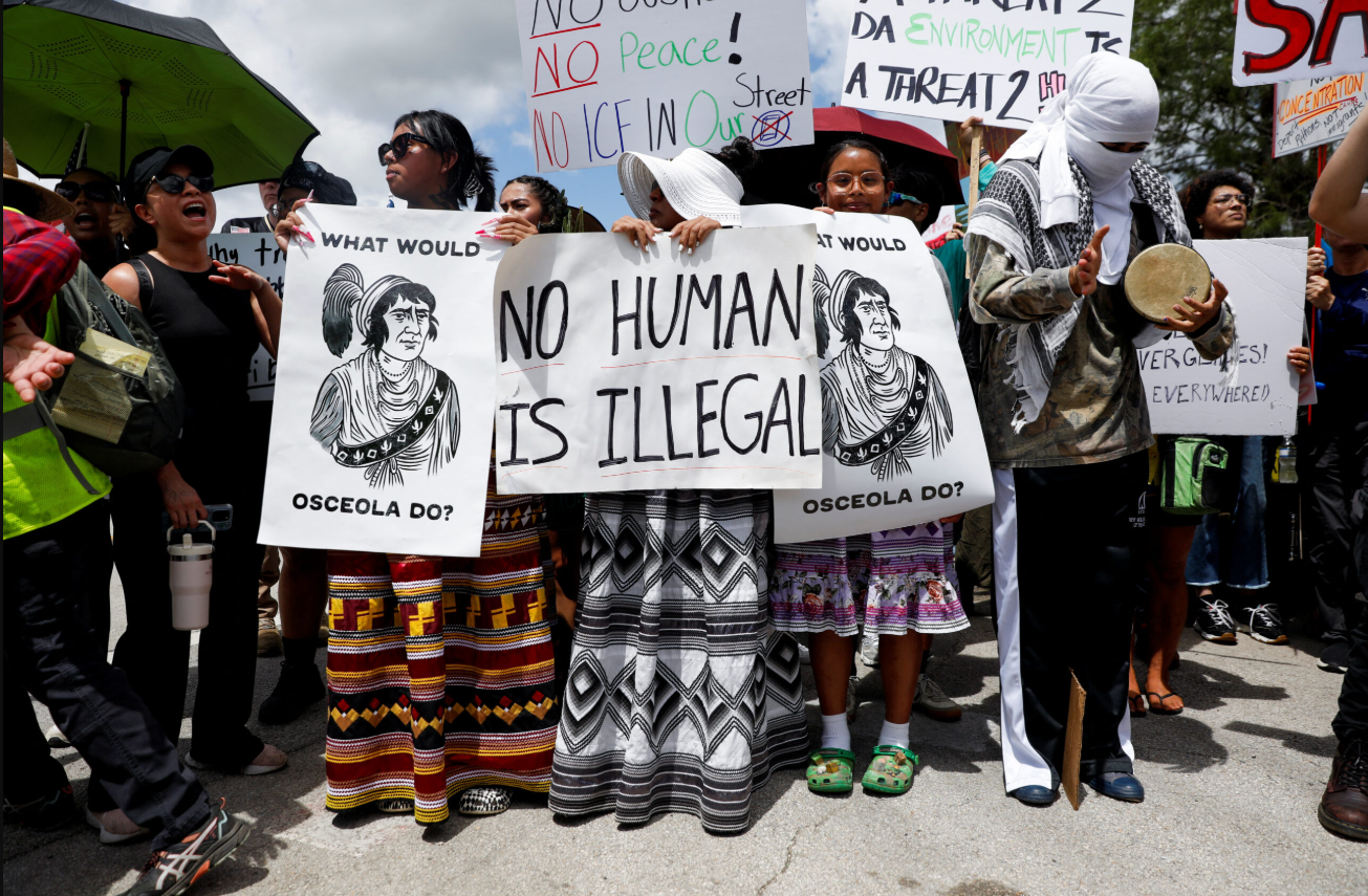 Hay 750 migrantes en jaulas en 'Alligator Alcatraz', denuncian legisladores