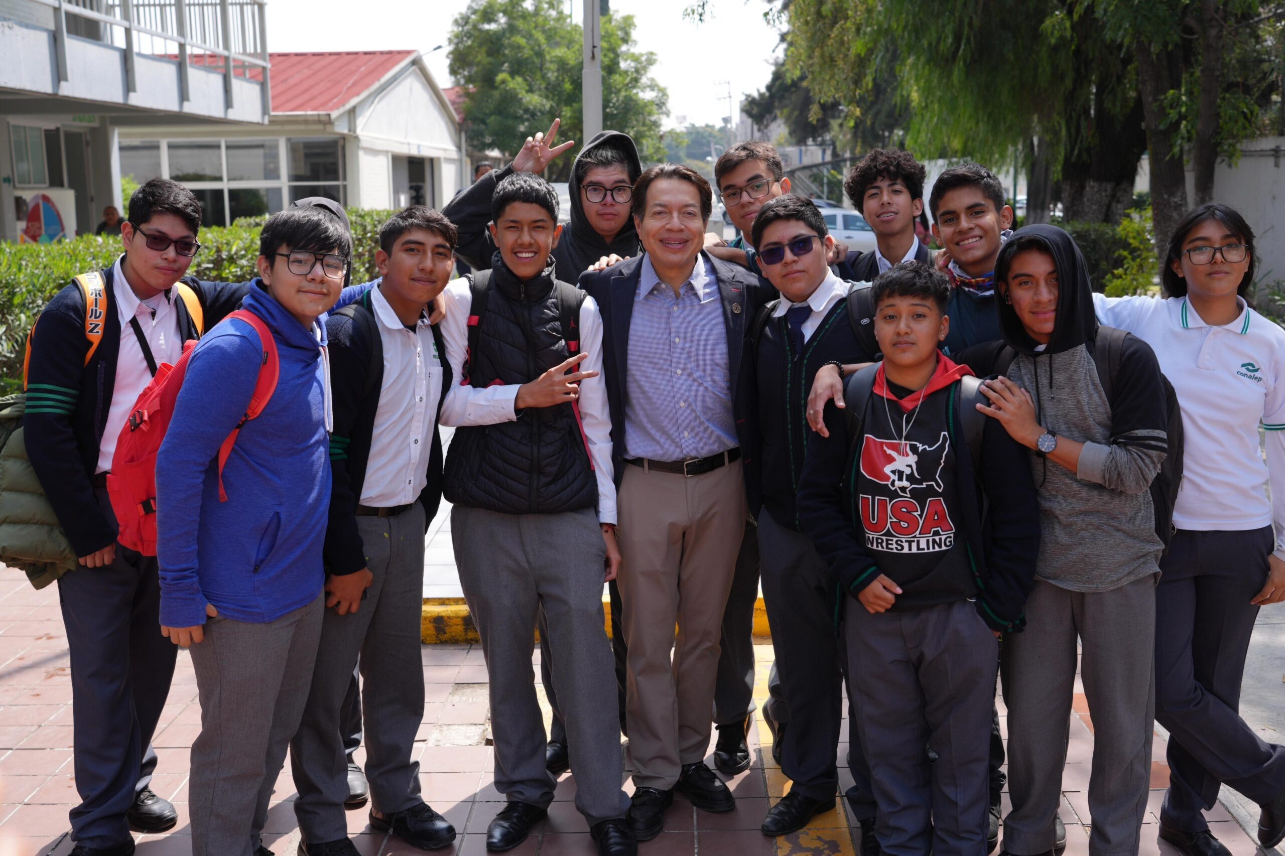 El secretario de Educación Pública, Mario Delgado Carrillo, afirmó que la dependencia avanza en la incorporación de tecnologías en beneficio de los integrantes del Sistema Educativo Nacional (SEN). Como muestra de ello, destacó que, al concluir el ciclo escolar 2024-2025, más de un millón 400 mil estudiantes de Educación Media Superior recibirán, por primera vez, sus certificados de conclusión de estudios en formato electrónico. El titular de la Secretaría de Educación Pública (SEP) señaló que esta iniciativa contribuye al cumplimiento del compromiso 17 de los 100 anunciados por la Presidenta Claudia Sheinbaum Pardo, y representa un paso importante hacia la más grande digitalización en la historia del país, especialmente en los servicios educativos en beneficio de niñas, niños, adolescentes y jóvenes. Afirmó que los certificados electrónicos garantizan el derecho a una educación con justicia social, al eliminar cualquier forma de discriminación institucional y consolidar el humanismo mexicano. Indicó que, al concluir el ciclo escolar 2024-2025, 7 mil 285 estudiantes de 118 planteles del Colegio de Bachilleres del Estado de Guerrero (COBACHGRO) fueron los primeros en recibir su certificado digital. Por su parte, la subsecretaria de Educación Media Superior, Tania Rodríguez Mora, destacó que con esta primera emisión del formato único de certificados se da un paso firme hacia la consolidación del nuevo modelo educativo en este nivel. Precisó que las generaciones que cursen el bachillerato bajo el Marco Curricular Común de la Educación Media Superior (MCCEMS) y egresen al término del ciclo escolar 2025-2026 podrán obtener su Certificado de Formación Profesional, con el respaldo curricular de instituciones de Educación Superior que avalen su formación laboral o profesional. Los certificados electrónicos reconocen los estudios de bachillerato y contribuyen a la revalorización de la formación laboral y profesional impartida en este nivel educativo. De esta manera, se fortalece la identidad del Bachillerato Nacional a través del MCCEMS, que además de facilitar el tránsito de estudiantes entre subsistemas, establece las bases para una certificación única. Los tipos de certificados electrónicos son: 1. Certificado de Terminación de Estudios 2. Certificado de Formación Profesional 3. Certificado Parcial de Estudios Algunas de sus características innovadoras son: • Validación electrónica Cada documento incluye un código QR y la dirección web de las instituciones de EMS y/o del Sistema de Información y Gestión Educativa (SIGED), lo que facilita su validación y gestión. • Emisión y reimpresión ágil El formato electrónico (en PDF y XML) permite una entrega más rápida y económica, reduciendo los tiempos de espera y eliminando los costos de impresión.