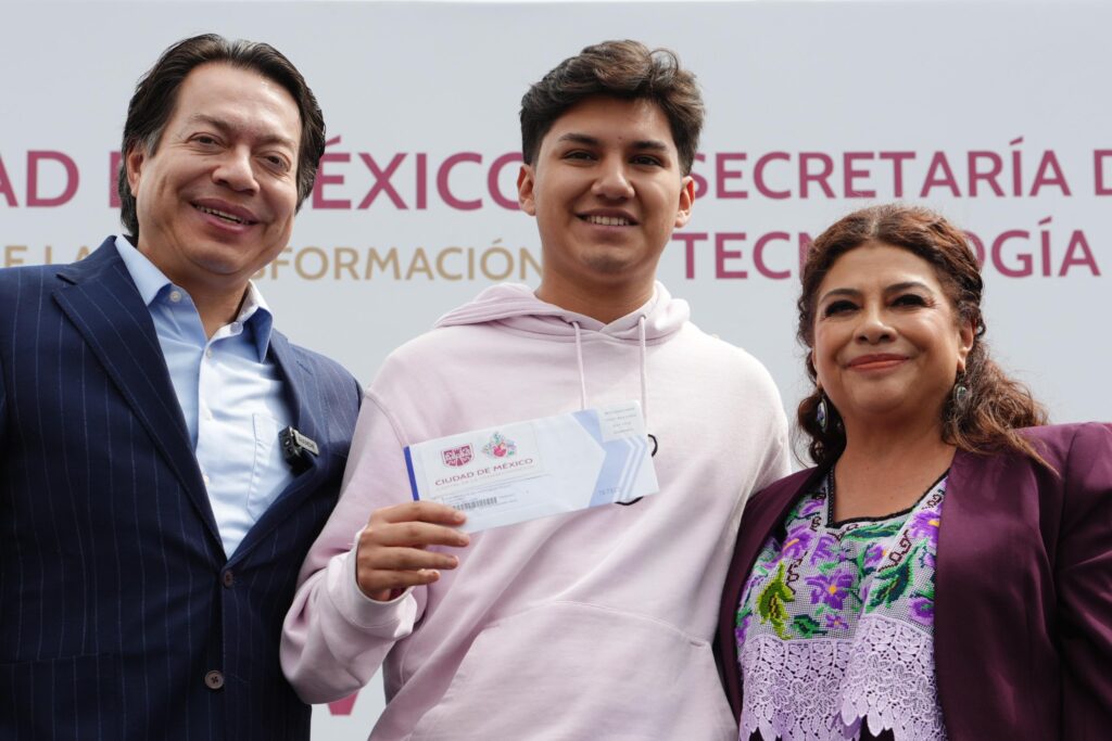 Entregan 20 mil becas de transporte a universitarios