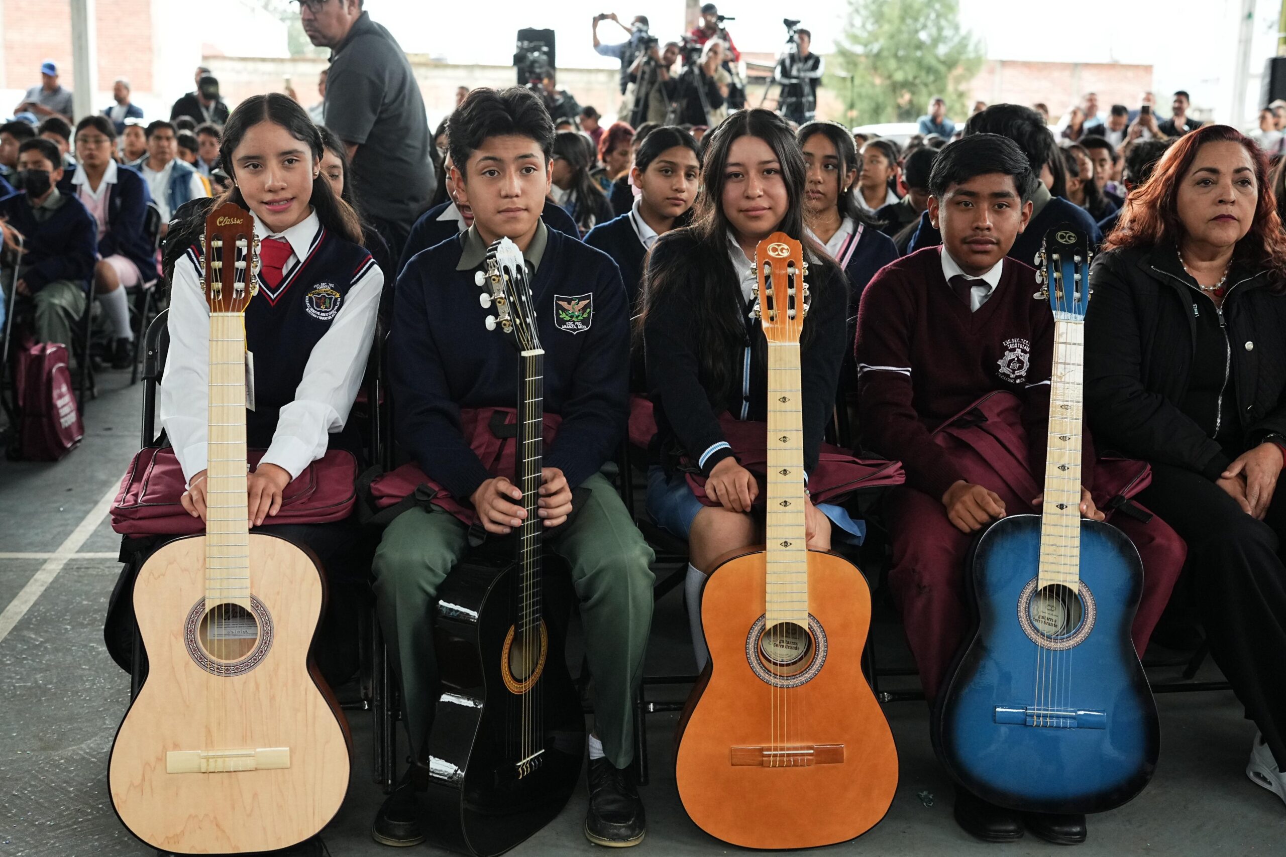 Ponen en marcha “México canta y Michoacán toca con guitarras de Paracho"