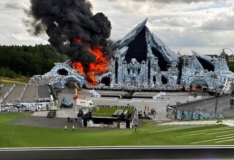 Incendio arrasa escenario principal del festival Tomorrowland