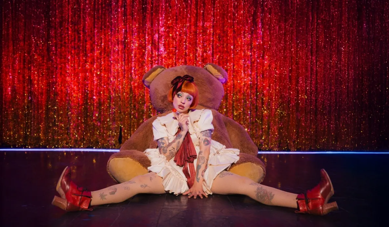 Mon Laferte brilla como Sally Bowles en el musical ‘Cabaret’