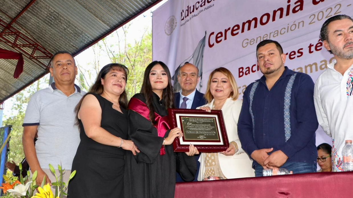 Natividad Castrejón asistió a la ceremonia de graduación del CETIS No. 140 de Jacala