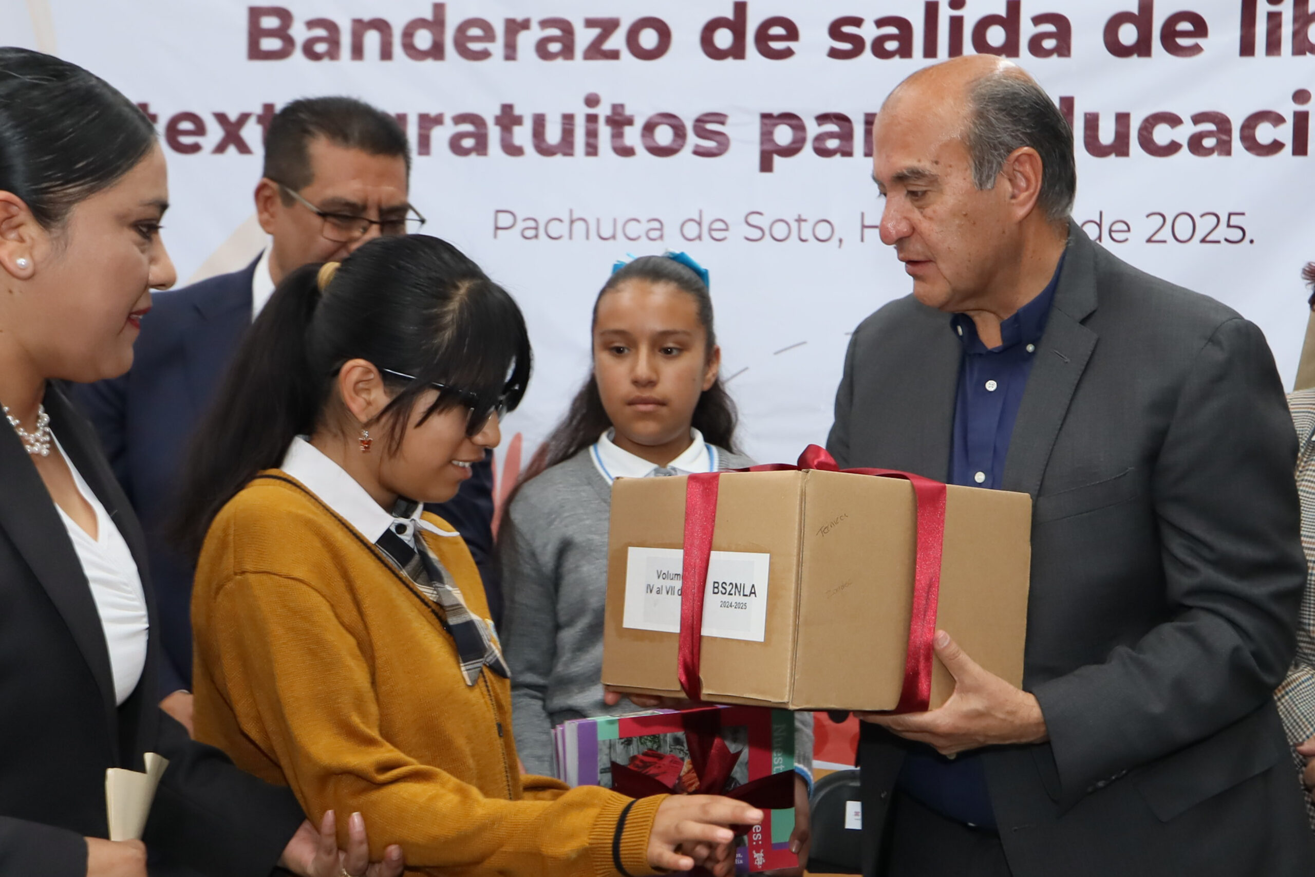 Naty Castrejón da banderazo de salida a libros de texto gratuitos de educación básica