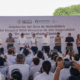 Desde Tabasco, la Presidenta de México, Claudia Sheinbaum Pardo, inauguró la ampliación del área de hemodiálisis del Hospital IMSS Bienestar de Alta Especialidad “Dr. Juan Graham Casasús” de Villahermosa y anunció una inversión adicional de 2 mil millones de pesos (mdp) para fortalecer el sistema de salud en esta entidad. “El día de hoy me vengo a comprometer con ustedes que en los siguientes 2 a 3 años vamos a hacer una inversión de 2 mil millones de pesos para el estado de Tabasco para el sistema de salud del IMSS Bienestar. Lo que haga falta. Cuando hay honestidad, trabajo, no se acepta la corrupción, alcanzan los recursos para el pueblo de México, así que no le va a faltar nada a Tabasco”, informó. Detalló que la inversión se usará inicialmente para la rehabilitación de todos los quirófanos de la entidad, adquisición de equipamiento, contratación de especialistas médicos y regularización de los contratos del personal de la salud. Este hospital del IMSS Bienestar atiende a un millón 557 mil personas sin seguridad social de Tabasco y el norte de Chiapas, y con la ampliación de la nueva sala de hemodiálisis, que tuvo una inversión de 94 mdp, pasó de tener 24 a 41 sillones ambulatorios para pacientes con insuficiencia renal crónica. Destacó acciones adicionales para Tabasco, como la construcción de la carretera del Golfo de México, que busca conectar el sureste mexicano con Tamaulipas; la carretera Macuspana-Escárcega; y la ampliación del Tren Interoceánico con el ramal que partirá de la estación Chontalpa a Dos Bocas. Adicionalmente, resaltó el apoyo a través de Alimentación para el Bienestar, que compra el cacao a las productoras y los productores de Tabasco y lo comercializa como Chocolate Bienestar en las Tiendas Bienestar de todo el país. El secretario de Salud, David Kershenobich Stalnikowitz, destacó que la ampliación del área de hemodiálisis tiene el propósito de mejorar la calidad de vida de las personas que llegan a una fase terminal con daño renal y recordó la importancia de fomentar la cultura del trasplante para dar una mayor esperanza de vida a pacientes con insuficiencia renal. El director general del IMSS Bienestar, Alejandro Svarch Pérez, detalló que los 2 mil mdp que autorizó la Presidenta para Tabasco se usarán también para la adquisición de un nuevo tomógrafo en Comalcalco y asegurar contratación de personal para todos los turnos; un nuevo Hospital de Cárdenas que va a sustituir el viejo, con tomógrafo nuevo y tres quirófanos; la sustitución del Hospital de Macuspana con una inversión superior a 600 mdp; y la sustitución del Hospital General de Teapa. Anunció que en este estado iniciará el programa más ambicioso de trasplante renal en el país con una meta de 10 trasplantes mensuales, a partir del próximo mes. El gobernador de Tabasco, Javier May Rodríguez, agradeció el respaldo de la Jefa del Poder Ejecutivo en materia de salud y el apoyo a los productores de cacao. Además, reconoció que, en materia de seguridad, cuentan con las fuerzas federales para construir la paz en este estado.