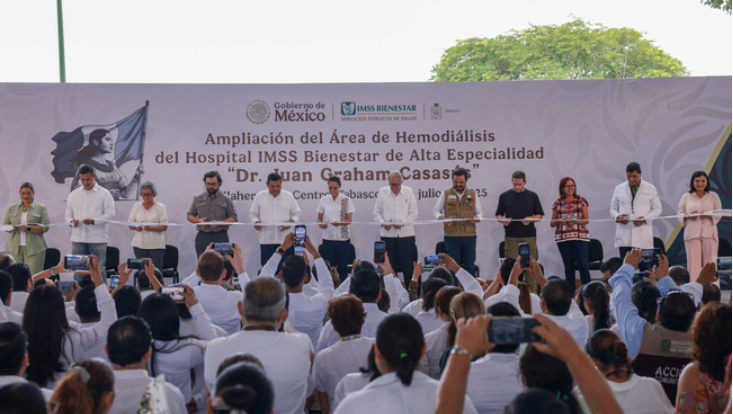 Desde Tabasco, la Presidenta de México, Claudia Sheinbaum Pardo, inauguró la ampliación del área de hemodiálisis del Hospital IMSS Bienestar de Alta Especialidad “Dr. Juan Graham Casasús” de Villahermosa y anunció una inversión adicional de 2 mil millones de pesos (mdp) para fortalecer el sistema de salud en esta entidad. “El día de hoy me vengo a comprometer con ustedes que en los siguientes 2 a 3 años vamos a hacer una inversión de 2 mil millones de pesos para el estado de Tabasco para el sistema de salud del IMSS Bienestar. Lo que haga falta. Cuando hay honestidad, trabajo, no se acepta la corrupción, alcanzan los recursos para el pueblo de México, así que no le va a faltar nada a Tabasco”, informó. Detalló que la inversión se usará inicialmente para la rehabilitación de todos los quirófanos de la entidad, adquisición de equipamiento, contratación de especialistas médicos y regularización de los contratos del personal de la salud. Este hospital del IMSS Bienestar atiende a un millón 557 mil personas sin seguridad social de Tabasco y el norte de Chiapas, y con la ampliación de la nueva sala de hemodiálisis, que tuvo una inversión de 94 mdp, pasó de tener 24 a 41 sillones ambulatorios para pacientes con insuficiencia renal crónica. Destacó acciones adicionales para Tabasco, como la construcción de la carretera del Golfo de México, que busca conectar el sureste mexicano con Tamaulipas; la carretera Macuspana-Escárcega; y la ampliación del Tren Interoceánico con el ramal que partirá de la estación Chontalpa a Dos Bocas. Adicionalmente, resaltó el apoyo a través de Alimentación para el Bienestar, que compra el cacao a las productoras y los productores de Tabasco y lo comercializa como Chocolate Bienestar en las Tiendas Bienestar de todo el país. El secretario de Salud, David Kershenobich Stalnikowitz, destacó que la ampliación del área de hemodiálisis tiene el propósito de mejorar la calidad de vida de las personas que llegan a una fase terminal con daño renal y recordó la importancia de fomentar la cultura del trasplante para dar una mayor esperanza de vida a pacientes con insuficiencia renal. El director general del IMSS Bienestar, Alejandro Svarch Pérez, detalló que los 2 mil mdp que autorizó la Presidenta para Tabasco se usarán también para la adquisición de un nuevo tomógrafo en Comalcalco y asegurar contratación de personal para todos los turnos; un nuevo Hospital de Cárdenas que va a sustituir el viejo, con tomógrafo nuevo y tres quirófanos; la sustitución del Hospital de Macuspana con una inversión superior a 600 mdp; y la sustitución del Hospital General de Teapa. Anunció que en este estado iniciará el programa más ambicioso de trasplante renal en el país con una meta de 10 trasplantes mensuales, a partir del próximo mes. El gobernador de Tabasco, Javier May Rodríguez, agradeció el respaldo de la Jefa del Poder Ejecutivo en materia de salud y el apoyo a los productores de cacao. Además, reconoció que, en materia de seguridad, cuentan con las fuerzas federales para construir la paz en este estado.