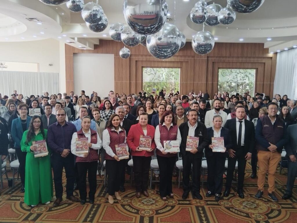 La Secretaría de Educación Pública de Hidalgo (SEPH) presentó el contenido del material “Todas y Todos Contra el Acoso Escolar: Amemos el mundo con paz y armonía”, elaborado por la Secretaría de Educación Pública federal. La subsecretaria de Educación Básica, Nancy Adriana León Vite, destacó que el material se suma a los esfuerzos institucionales del secretario de Educación Pública de Hidalgo, Natividad Castrejón Valdez, para promover la sana convivencia en las escuelas, brindando una herramienta valiosa para docentes, madres y padres de familia, así como al alumnado, que fomentan entornos escolares basados en el respeto, la empatía y la solidaridad. La también coordinadora general del Instituto Hidalguense de Educación (IHE), informó que, en colaboración con la dirección general de Fortalecimiento Educativo y la dirección de Convivencia Escolar, implementaron una estrategia integral para distribuir y utilizar los materiales, con el fin de promover la sana convivencia en las aulas y prevenir el acoso escolar en las escuelas. El director general de Fortalecimiento Educativo, Martín Pérez Sierra, dio a conocer que la guía educativa ofrece actividades dinámicas y espacios de diálogo para fomentar el pensamiento crítico, la autorregulación emocional, el respeto a la diversidad y el fortalecimiento de una cultura de paz. El evento contó con la participación de los ponentes Saray Lazcano Dorantes, Amílcar Torres Martínez y Minerva Barrera Gálvez, quienes llamaron a la comunidad educativa para implementar y aprovechar al máximo el material y generar cambios positivos en las aulas y la sociedad. De igual forma se entregó el material didáctico “Todas y todos contra el acoso escolar”, región Pachuca, beneficiando a 914 escuelas, de los niveles de CAM, Preescolar, Primaria y Secundaria que fortalecerá las competencias de 320 figuras educativas en el uso de estos materiales. Con iniciativas como esta, el gobernador Julio Menchaca Salazar, así como el titular de la SEPH, Natividad Castrejón, reafirman su compromiso con la transformación de los entornos escolares y promueve una educación que forme personas comprometidas con la paz, la igualdad y la dignidad de todas y todos. En este encuentro estuvieron presentes la directora general de Desarrollo Curricular, María del Rosario Ramírez Hernández; la directora general de Servicios Regionales, Josefina Serrano Bautista; el director general de Acompañamiento Socioemocional y Educativo, Samuel Nava Alcántara; y la directora de Convivencia y Seguridad Escolar, Edith Adriana Ramírez Rodríguez.