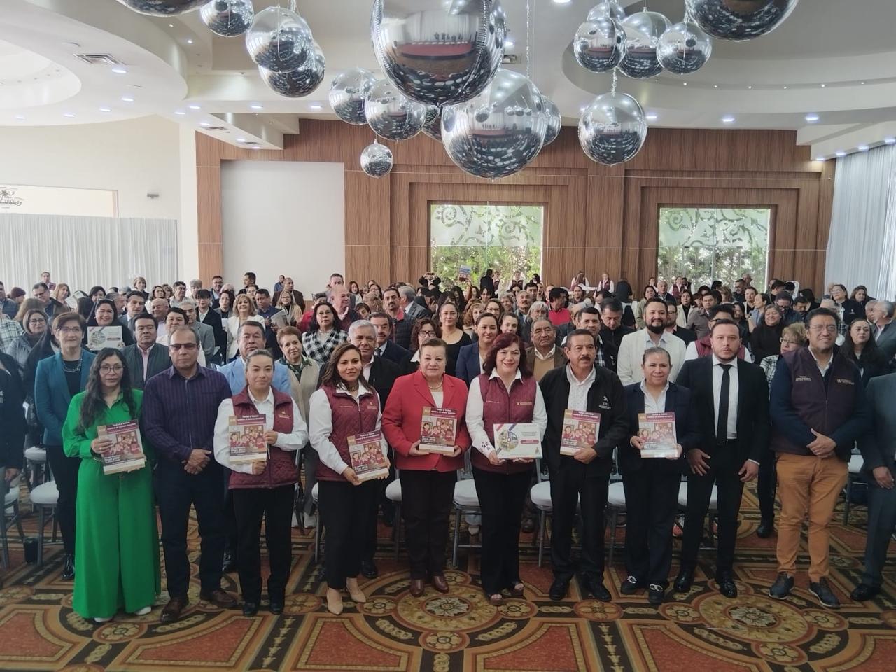 La Secretaría de Educación Pública de Hidalgo (SEPH) presentó el contenido del material “Todas y Todos Contra el Acoso Escolar: Amemos el mundo con paz y armonía”, elaborado por la Secretaría de Educación Pública federal. La subsecretaria de Educación Básica, Nancy Adriana León Vite, destacó que el material se suma a los esfuerzos institucionales del secretario de Educación Pública de Hidalgo, Natividad Castrejón Valdez, para promover la sana convivencia en las escuelas, brindando una herramienta valiosa para docentes, madres y padres de familia, así como al alumnado, que fomentan entornos escolares basados en el respeto, la empatía y la solidaridad. La también coordinadora general del Instituto Hidalguense de Educación (IHE), informó que, en colaboración con la dirección general de Fortalecimiento Educativo y la dirección de Convivencia Escolar, implementaron una estrategia integral para distribuir y utilizar los materiales, con el fin de promover la sana convivencia en las aulas y prevenir el acoso escolar en las escuelas. El director general de Fortalecimiento Educativo, Martín Pérez Sierra, dio a conocer que la guía educativa ofrece actividades dinámicas y espacios de diálogo para fomentar el pensamiento crítico, la autorregulación emocional, el respeto a la diversidad y el fortalecimiento de una cultura de paz. El evento contó con la participación de los ponentes Saray Lazcano Dorantes, Amílcar Torres Martínez y Minerva Barrera Gálvez, quienes llamaron a la comunidad educativa para implementar y aprovechar al máximo el material y generar cambios positivos en las aulas y la sociedad. De igual forma se entregó el material didáctico “Todas y todos contra el acoso escolar”, región Pachuca, beneficiando a 914 escuelas, de los niveles de CAM, Preescolar, Primaria y Secundaria que fortalecerá las competencias de 320 figuras educativas en el uso de estos materiales. Con iniciativas como esta, el gobernador Julio Menchaca Salazar, así como el titular de la SEPH, Natividad Castrejón, reafirman su compromiso con la transformación de los entornos escolares y promueve una educación que forme personas comprometidas con la paz, la igualdad y la dignidad de todas y todos. En este encuentro estuvieron presentes la directora general de Desarrollo Curricular, María del Rosario Ramírez Hernández; la directora general de Servicios Regionales, Josefina Serrano Bautista; el director general de Acompañamiento Socioemocional y Educativo, Samuel Nava Alcántara; y la directora de Convivencia y Seguridad Escolar, Edith Adriana Ramírez Rodríguez.