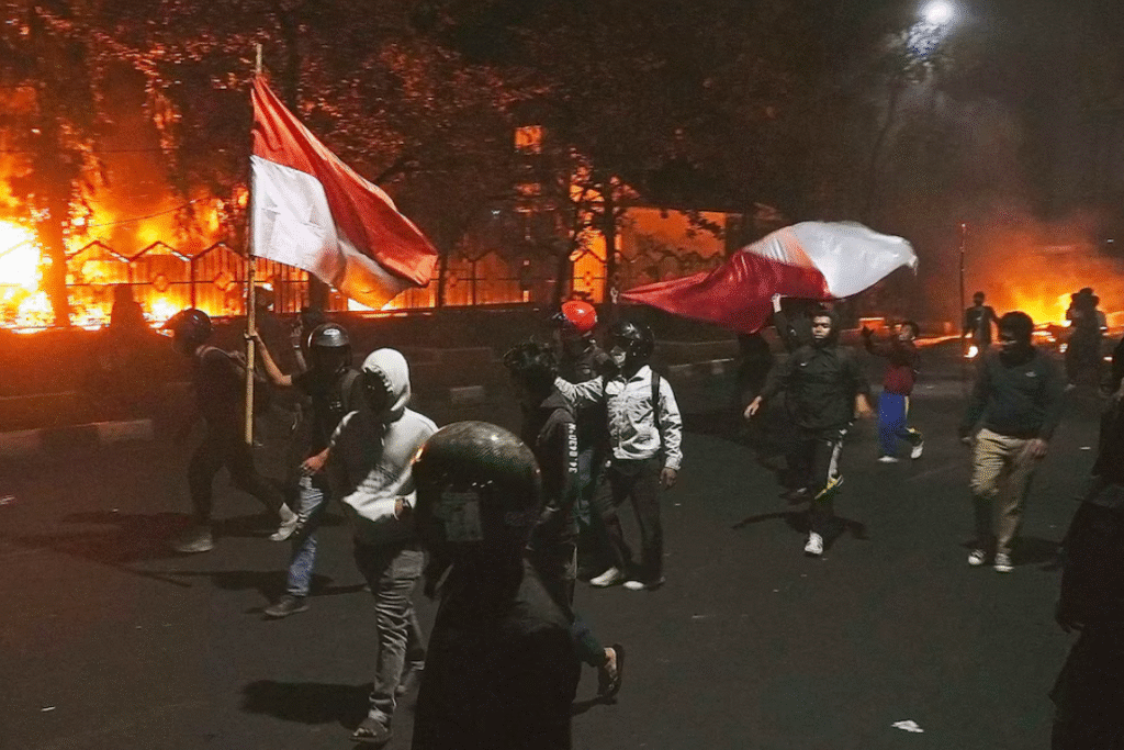 Aumenta la tensión en Indonesia a medida que se extienden las protestas en todo el país