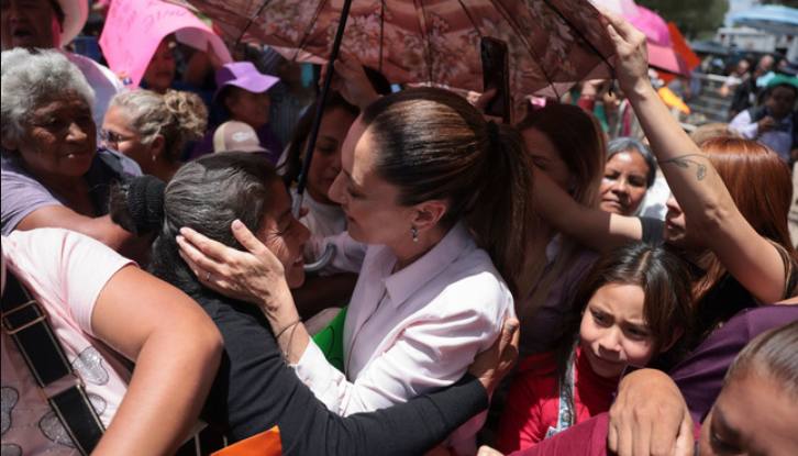 La Presidenta de México, Claudia Sheinbaum Pardo inauguró el Centro LIBRE para las Mujeres de Silao, Guanajuato, espacio en el que las mujeres mexicanas podrán ser libres, desarrollar su autonomía y además en el que se sentirán protegidas y queridas por su gobierno. “Este espacio, este Centro LIBRE, lo que le decimos a las mujeres mexicanas es: son libres de pensar, de leer, de desarrollarse, de generar toda su autonomía, que se empoderen como mujeres. Eso es lo que queremos decirle a las mujeres, que no somos más que nadie, pero tampoco somos menos, somos iguales en México, hombres y mujeres. Por eso son los Centros LIBRE”, destacó. Recordó que habrá un Centro LIBRE para las mujeres en cada municipio del país, de los cuales a la fecha hay 678, en los que se imparten gratuitamente talleres, actividades deportivas, de desarrollo personal, así como asesorías psicológicas y jurídicas, por lo que son un espacio de solidaridad, fraternidad, apoyo, enseñanza y de libertad para todas las mujeres. La Jefa del Ejecutivo Federal, puntualizó que hoy se reconoce y se reivindica a las mujeres del pasado y del presente, que construyeron y construyen la patria, ya que aseveró: no hay nada más poderosos que cuando las mujeres se unen. “México no sería lo que es sin las mujeres mexicanas de todos los niveles, esa es la nueva historia de México, la que reconoce el papel de las mujeres, que nos ayudamos, que nos cuidamos entre las mujeres”, agregó. La secretaria de las Mujeres, Citlalli Hernández Mora, aseguró que con la llegada de la primera mujer Presidenta se transforma la vida de todas las mexicanas y como muestra de ello las reformas constitucionales para garantizar la igualdad sustantiva y combatir cualquier tipo de violencia, así como la creación de los Centros LIBRE, de los cuales hay 19 en el estado de Guanajuato que entraron en operación el 16 de junio. La gobernadora de Guanajuato, Libia Dennise García Muñoz Ledo, agradeció a la Presidenta de México por la creación de los Centro LIBRE y puntualizó que se trata de un espacio que une los esfuerzos del Gobierno de México y del gobierno estatal a favor de las mujeres. “El Gobierno Federal está apoyando a las mujeres de Guanajuato, y Guanajuato le tiende la mano al gobierno para hacer equipo. Aquí somos solo una, trabajando por las mujeres”, agregó.