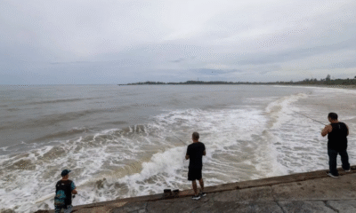 Desalojan islas en Carolina del Norte ante huracán Erin