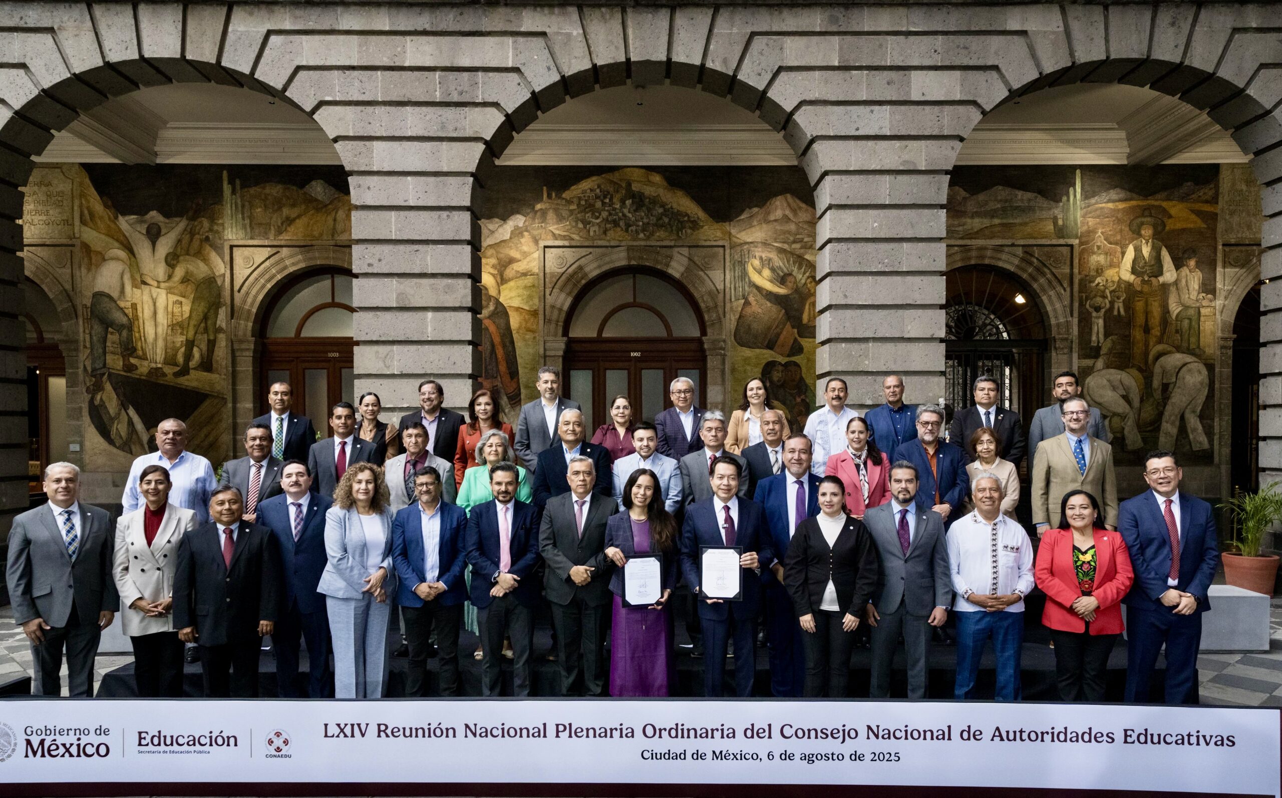 Firma secretario de Educación Pública, Mario Delgado, acuerdo con autoridades educativas para creación del Bachillerato Nacional