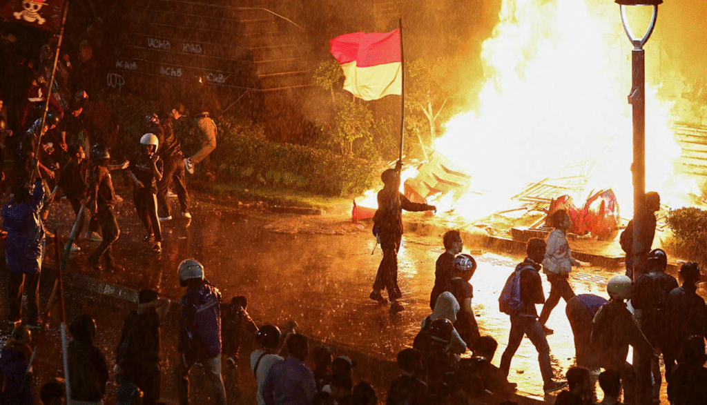 Indonesia revoca privilegios a diputados tras violentas protestas