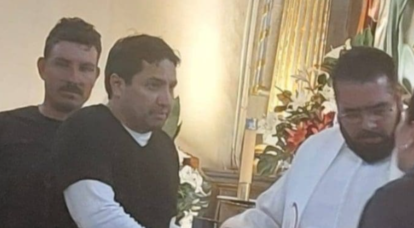 Julión Álvarez sorprende al cantar en iglesia de Talpa tras cumplir una manda