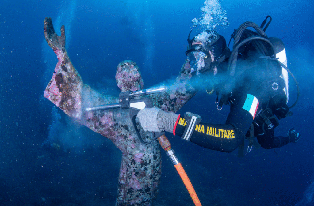 Limpian la emblemática estatua submarina del “Cristo del Abismo” en Italia