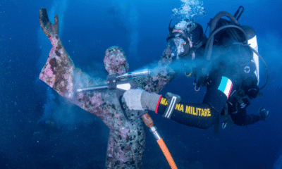 Limpian la emblemática estatua submarina del “Cristo del Abismo” en Italia