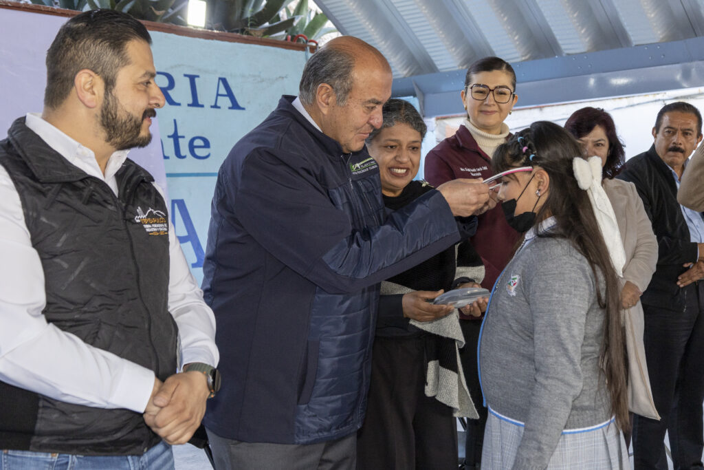 Más de 21 mil estudiantes recibieron lentes gratuitos
