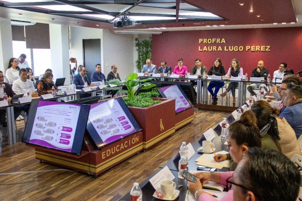 La Secretaría de Educación Pública de Hidalgo (SEPH) realizó la octava sesión ordinaria del subcomité sectorial de educación del Comité de Planeación para el Desarrollo del Estado de Hidalgo (COPLADEHI), con la finalidad de presentar y dar seguimiento a proyectos estratégicos para el desarrollo educativo en la entidad. En representación del secretario de Educación Pública de Hidalgo, Natividad Castrejón Valdez, la subsecretaria de Planeación y Evaluación, Xóchitl Beatriz García Curiel, llamó a los integrantes del subcomité a redoblar esfuerzos en la construcción de una educación de calidad. “Estamos haciendo todo el esfuerzo en esta administración que encabeza Julio Menchaca Salazar para otorgar una educación de calidad, sabemos que si tenemos una planeación buena, participativa y basada en datos y evidencias, obtendremos los mejores resultados”, afirmó. Durante la sesión, el director general de Proyectos, Estudios y Prospectiva, Fernando Adame Cabañas, destacó que la educación es uno de los pilares fundamentales para el desarrollo del estado, y que este espacio de planeación participativa permite alinear visiones, diagnósticos y resultados para construir políticas públicas que respondan a los retos actuales. Como parte de los trabajos del subcomité, la subsecretaria de Educación Básica, Nancy Adriana León Vite, presentó la evaluación y percepción de los programas sociales Altagracia Mercado del Instituto Hidalguense de Educación (IHE), en donde resaltó que los apoyos de útiles escolares, uniformes y calzado gratuito son políticas públicas estratégicas para garantizar el derecho a la educación en el país. A su vez, la subsecretaria de Administración y Finanzas, Maricarmen Margarita Mandujano Cerrilla, expuso las acciones emprendidas para el ejercicio transparente, eficiente y organizado de los recursos destinados a apoyos sociales. En su participación, el subsecretario de Educación Media Superior y Superior, Daniel Fragoso Torres, explicó los avances del Sistema Nacional de Bachillerato (SNB) de la Nueva Escuela Mexicana (NEM) modelo 2025, los cuales tienen como finalidad unificar la educación media superior en México bajo un solo sistema con criterios comunes. En la sesión participaron representantes del sector académico, empresarial, social, público, además de integrantes de la comunidad educativa de la SEPH.