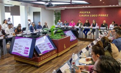 La Secretaría de Educación Pública de Hidalgo (SEPH) realizó la octava sesión ordinaria del subcomité sectorial de educación del Comité de Planeación para el Desarrollo del Estado de Hidalgo (COPLADEHI), con la finalidad de presentar y dar seguimiento a proyectos estratégicos para el desarrollo educativo en la entidad. En representación del secretario de Educación Pública de Hidalgo, Natividad Castrejón Valdez, la subsecretaria de Planeación y Evaluación, Xóchitl Beatriz García Curiel, llamó a los integrantes del subcomité a redoblar esfuerzos en la construcción de una educación de calidad. “Estamos haciendo todo el esfuerzo en esta administración que encabeza Julio Menchaca Salazar para otorgar una educación de calidad, sabemos que si tenemos una planeación buena, participativa y basada en datos y evidencias, obtendremos los mejores resultados”, afirmó. Durante la sesión, el director general de Proyectos, Estudios y Prospectiva, Fernando Adame Cabañas, destacó que la educación es uno de los pilares fundamentales para el desarrollo del estado, y que este espacio de planeación participativa permite alinear visiones, diagnósticos y resultados para construir políticas públicas que respondan a los retos actuales. Como parte de los trabajos del subcomité, la subsecretaria de Educación Básica, Nancy Adriana León Vite, presentó la evaluación y percepción de los programas sociales Altagracia Mercado del Instituto Hidalguense de Educación (IHE), en donde resaltó que los apoyos de útiles escolares, uniformes y calzado gratuito son políticas públicas estratégicas para garantizar el derecho a la educación en el país. A su vez, la subsecretaria de Administración y Finanzas, Maricarmen Margarita Mandujano Cerrilla, expuso las acciones emprendidas para el ejercicio transparente, eficiente y organizado de los recursos destinados a apoyos sociales. En su participación, el subsecretario de Educación Media Superior y Superior, Daniel Fragoso Torres, explicó los avances del Sistema Nacional de Bachillerato (SNB) de la Nueva Escuela Mexicana (NEM) modelo 2025, los cuales tienen como finalidad unificar la educación media superior en México bajo un solo sistema con criterios comunes. En la sesión participaron representantes del sector académico, empresarial, social, público, además de integrantes de la comunidad educativa de la SEPH.