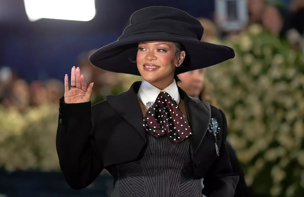 Rihanna celebra 20 años de carrera agradecida con sus fans