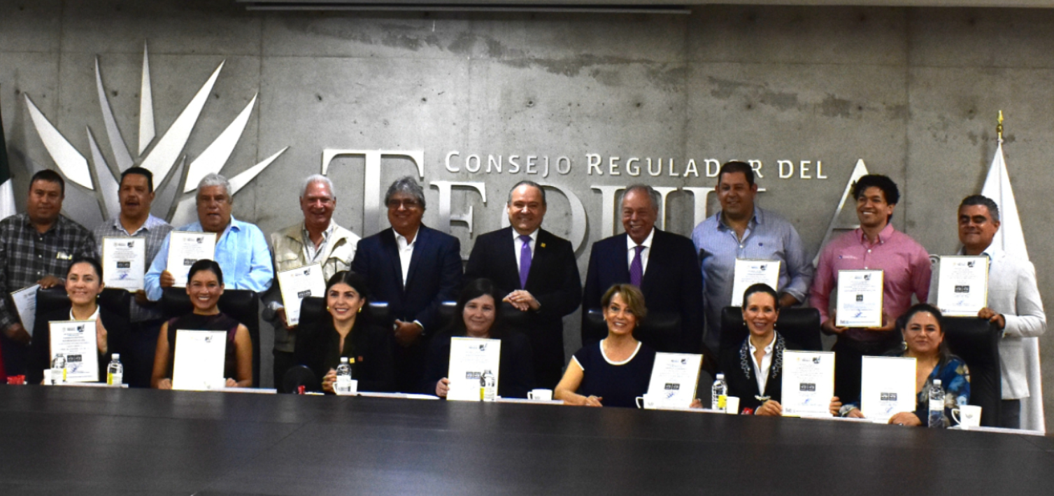 Secretaría de Economía otorga certificación "Hecho en México" a 16 empresas tequileras