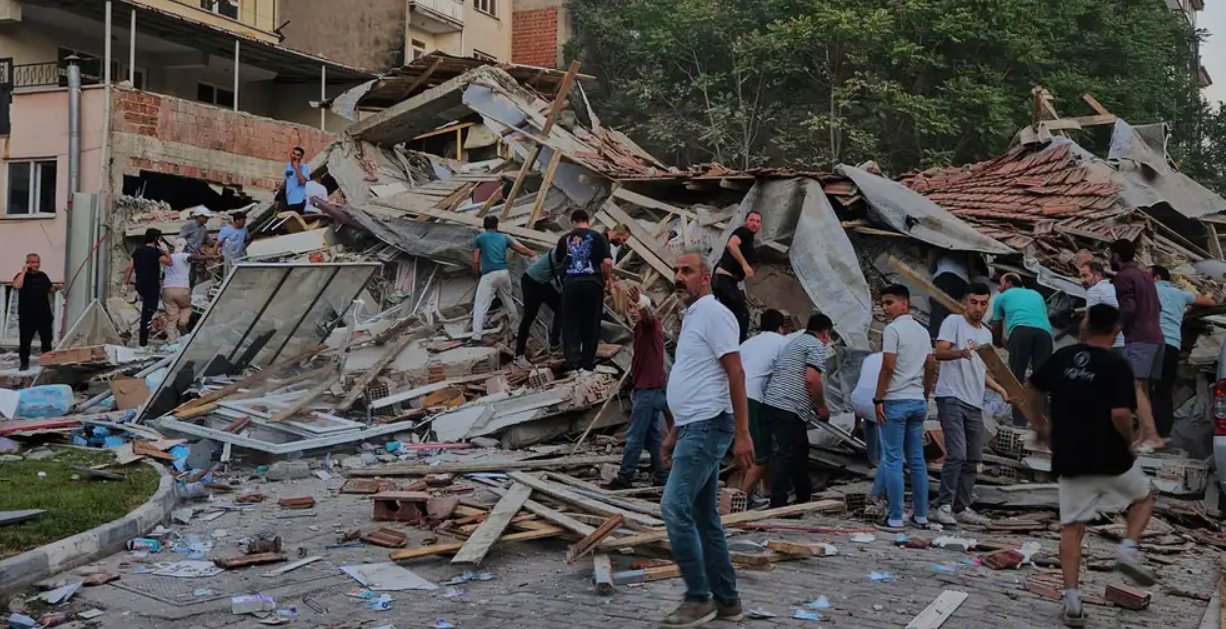 Sismo de 6.1 derriba al menos 10 edificios en Turquía