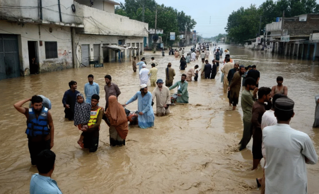 Suman 344 muertos por lluvias monzónicas en Pakistán