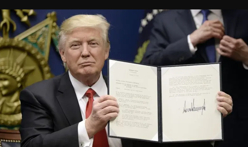 Trump firma orden que acaba con la libertad sin fianza