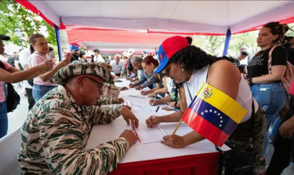 Venezolanos responden al llamado de Maduro para fortalecer la milicia
