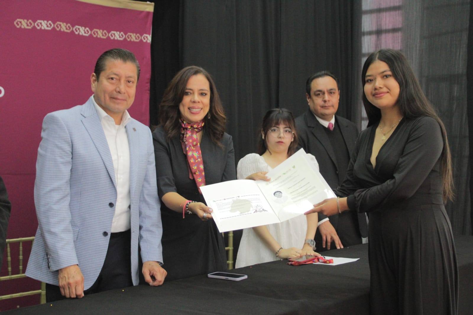 CECyTEH entrega 42 títulos a egresados en Mineral de la Reforma