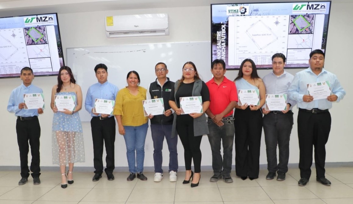 Estudiantes entregan planos topográficos a comunidad El Salitre