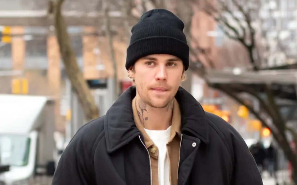 Justin Bieber sorprende al pasear en Scooter solo con sus bóxers Calvin Klein