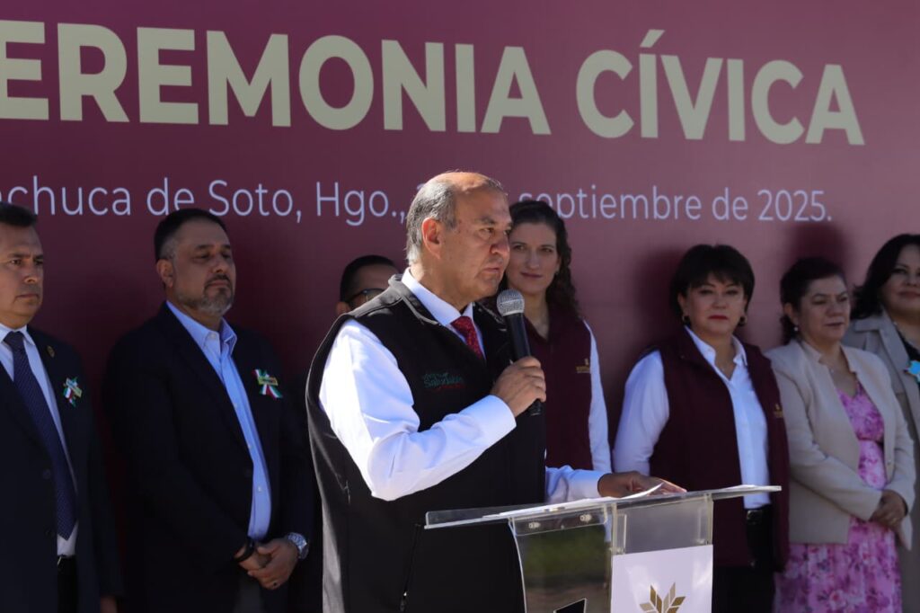 Natividad Castrejón encabeza Lunes Cívico en explanada de la SEPH