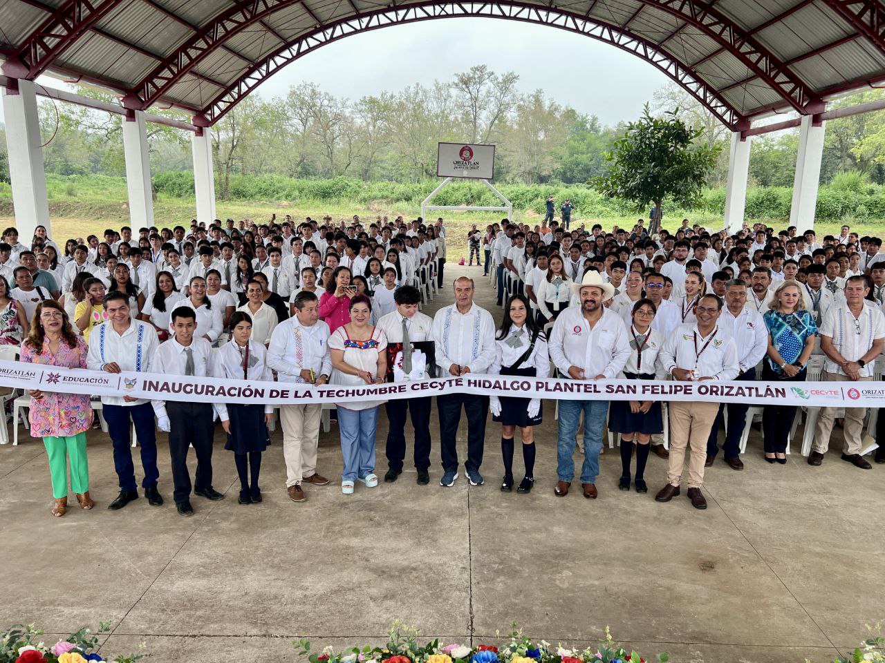 Natividad Castrejón entregó equipo educativo y techumbre en escuelas de San Felipe Orizatlán y Calnali