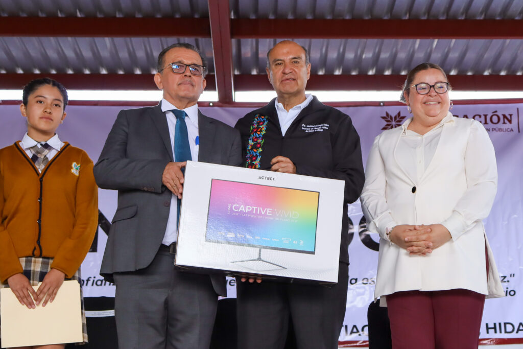 Natividad Castrejón entrega apoyos educativos y laboratorio STEM en Santiago de Anaya e Ixmiquilpan
