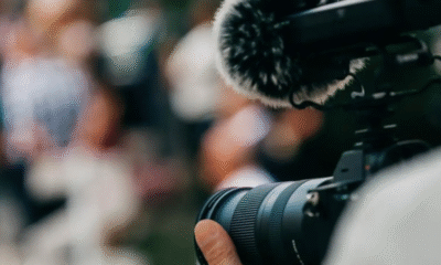 Suspenden a trabajador tras agresión a reportero