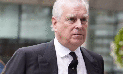 Este día, el Palacio de Buckingham comunicó que Andrés, el hermano menor del rey Carlos III, perderá el título de "príncipe", que le correspondía por derecho de nacimiento por ser hijo de la fallecida reina Isabel II. Luego de que hace unas semanas renunció a sus otros títulos nobiliarios, en específico el de Duque de York, el royal caído en desgracia tras revelarse su conexión con la red de prostitución liderada por el fallecido Jeffrey Epstein será conocido simplemente como Andrés (o Andrew) Mountbatten Windsor. El príncipe Andrés pierde el título nobiliario que le quedaba El rey Carlos III comenzó este jueves "un proceso formal" para despojar de sus "títulos y honores" a su hermano, el príncipe Andrés, investigado por sus vínculos con el financiero estadounidense y pedocriminal Jeffrey Epstein, anunció el jueves el palacio de Buckingham. "El príncipe Andrés será conocido a partir de ahora bajo el nombre de Andrew Mountbatten Windsor", precisa el comunicado. Además, Andrés tendrá que abandonar su residencia real, Royal Lodge. "Se ha entregado una notificación formal para [que] renuncie al contrato, y se mudará a una vivienda privada alternativa", según la misma fuente. Esto dice el comunicado de Buckingham sobre el retiro del título de príncipe a Andrés, hermano de Carlos III "Su Majestad ha iniciado hoy el proceso formal para retirar el tratamiento, los títulos y los honores del Príncipe Andrés. El Príncipe Andrés pasará a llamarse Andrés Mountbatten Windsor", explica el breve comunicado que este día publicó el Palacio de Buckingham para dar a conocer la decisión del monarca británico ante la delicada y polémica situación que ha vivido su hermano menor desde que se hizo pública su relación con la red de prostitución que encabezaba el criminial convicto y fallecido Jeffrey Epstein. Más adelante, el texto explica lo que sucederá con la residencia del antiguo duque de York. "Hasta la fecha, su contrato de arrendamiento de Royal Lodge le ha brindado protección legal para continuar residiendo allí. Se le ha notificado formalmente la rescisión del contrato y deberá trasladarse a otra vivienda privada", señala el documento. Finalmente, el mensaje de los reyes Carlos III y Camila es contundente. Dan la espalda a Andrés y se ponen del lado de las víctimas de Epstein. "Estas medidas se consideran necesarias, a pesar de que continúa negando las acusaciones en su contra. Sus Majestades desean dejar claro que sus pensamientos y su más sentido pésame han estado, y seguirán estando, con las víctimas y los supervivientes de cualquier forma de abuso", concluye el texto.